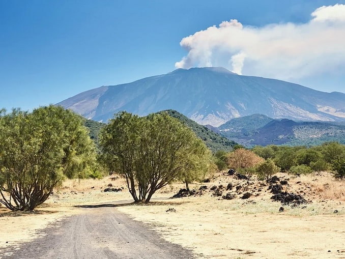 It is quite possible to conquer Etna in spring