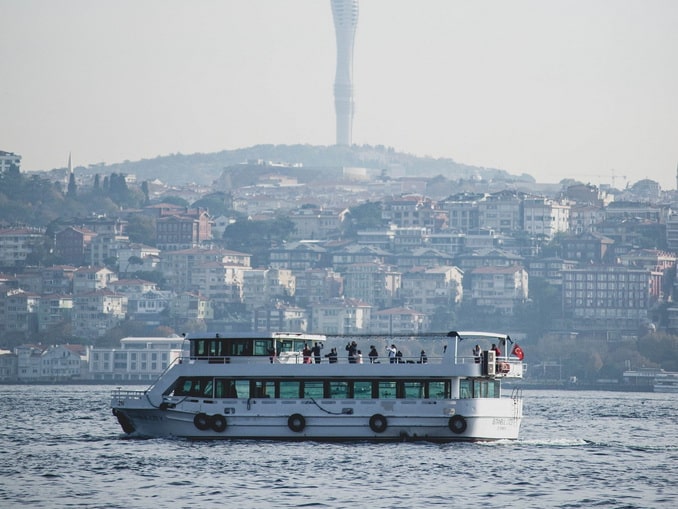 Cruise ship on Bosphorus / June Andrei George, Unsplash 