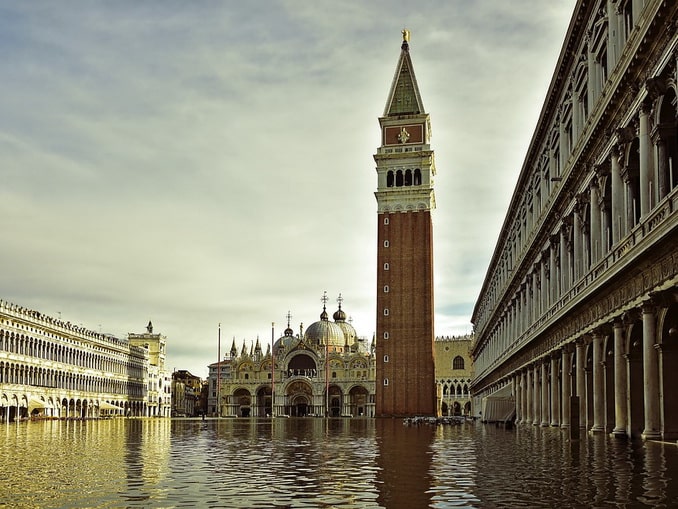 Severe floods occur in Venice in November