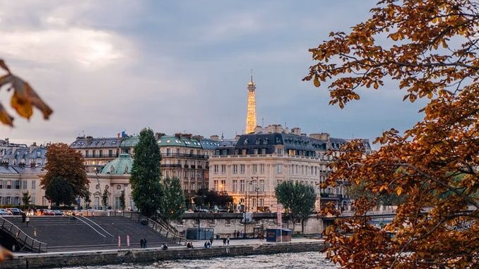 Autumn, Paris, photo Anthony DELANOIX / Unsplash There are a lot of places you can see in Paris in 2 days