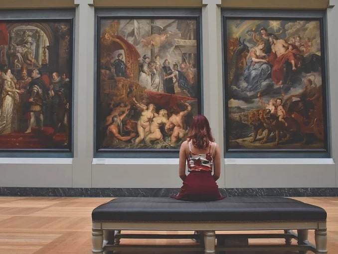 Woman - when is better to go in Parisian museums?