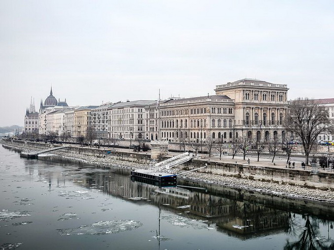 Budapest in wintert, Houses of Parliament, photo Leonhard Niederwimmer /Pixabay In January there is a great opportunity to enjoy Budapest