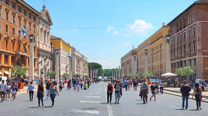 Rome, April, photo Alexey Larionov / Unsplash In April in Rome set warm weather