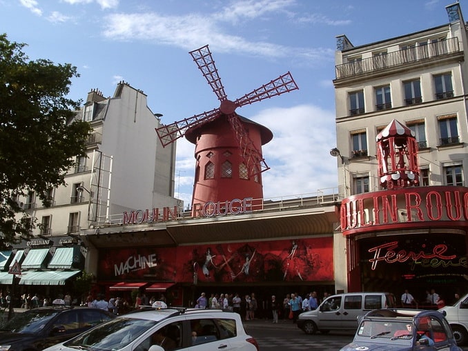 What happens in What happens in Moulin Rouge Paris??