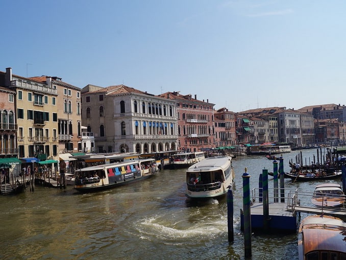 How often do the vaporetto boats run in Venice?