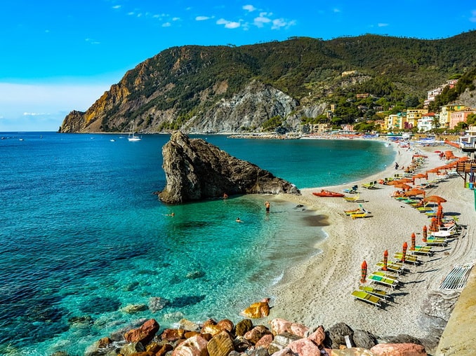 There are many coastal towns with excellent beaches in Italy